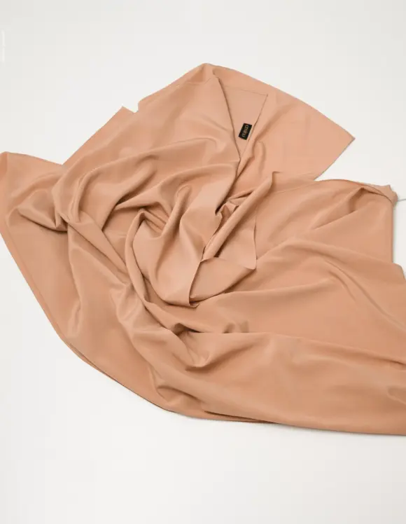 Luxuriöser Seidenschal in Hell Apricot – weich, feminin und hochwertig verarbeitet
