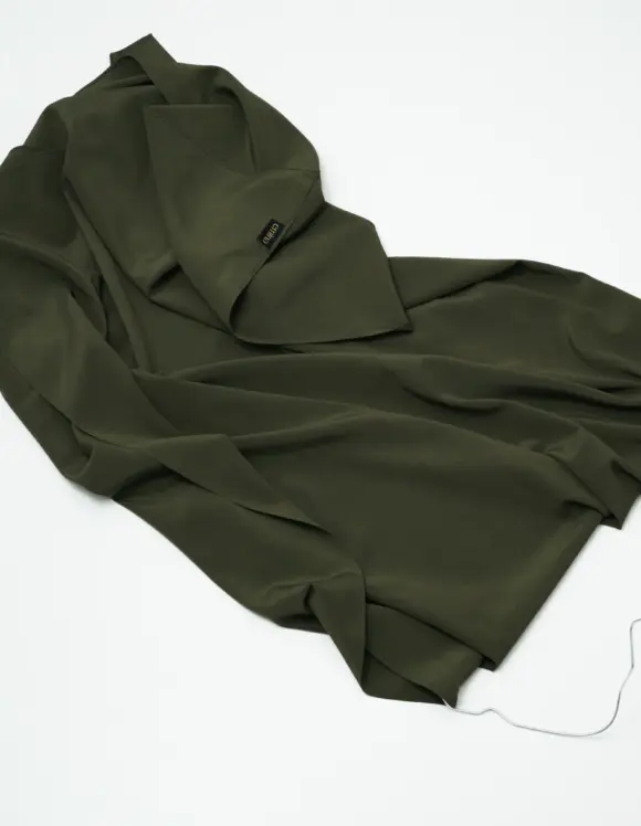 Feiner Damenschal aus Seide in Olive – weich, stilvoll und hochwertig verarbeitet
