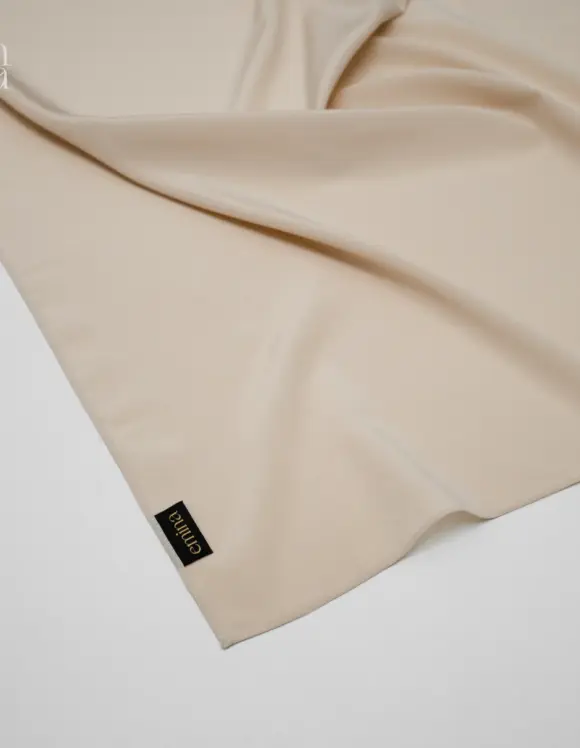 Damenschal aus Seide in sandfarbener Nuance – zeitloses Accessoire aus Naturseide