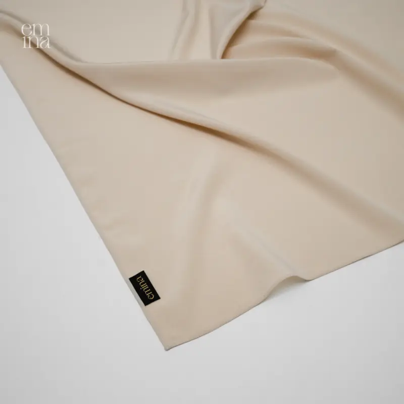 Damenschal aus Seide in sandfarbener Nuance – zeitloses Accessoire aus Naturseide