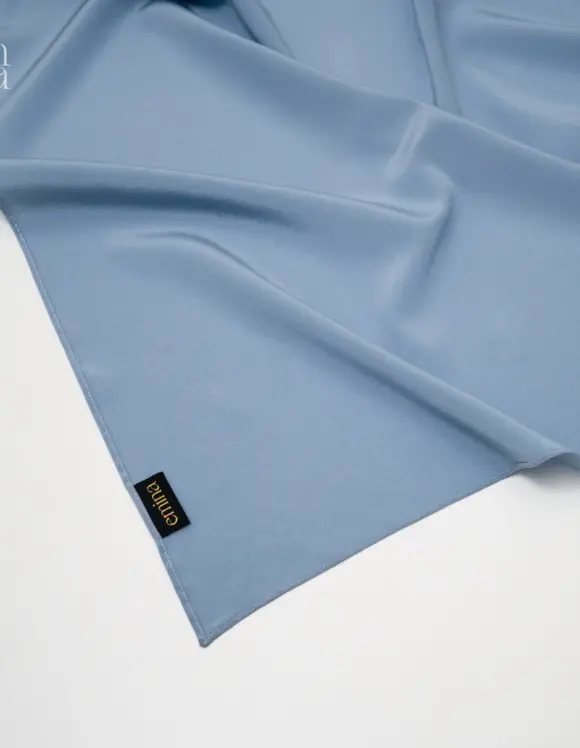 Skyfarbener Damenschal aus reiner Seide – ideal für einen frischen Alltagslook