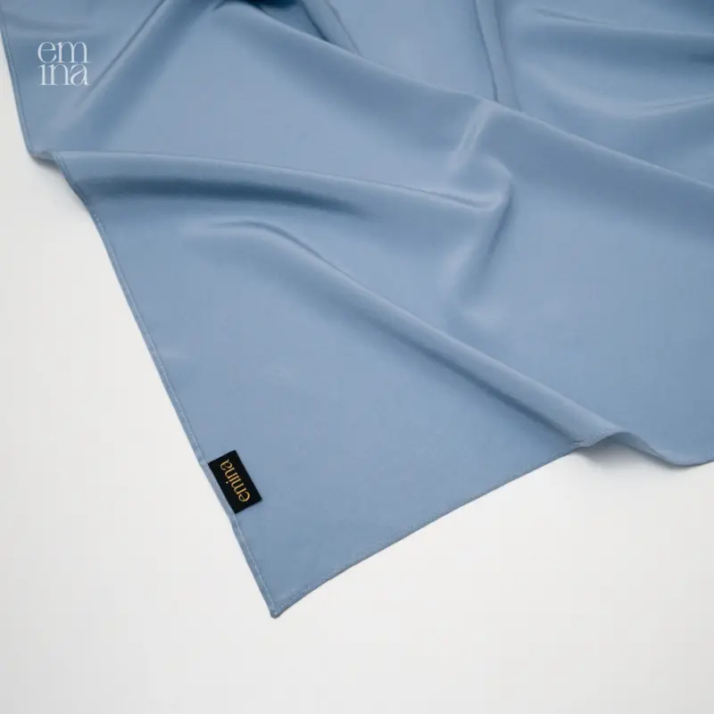 Skyfarbener Damenschal aus reiner Seide – ideal für einen frischen Alltagslook