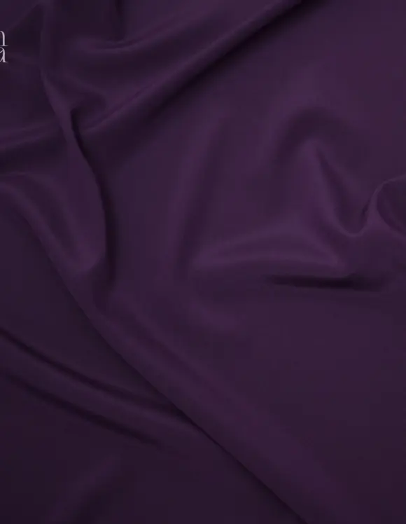 Feiner Seidenschal in edlem Violett – Damenaccessoire aus 100% Naturseide